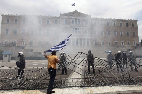 Un-manifestante-ondea-una-band_54178117952_54028874188_960_639